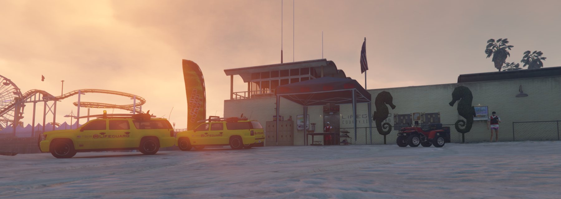 La base dei bagnini sulla spiaggia al tramonto
